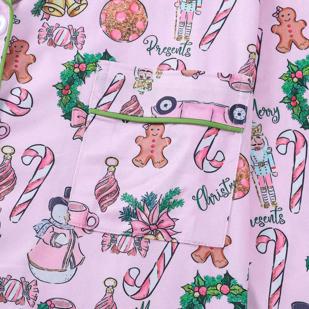 Lähikuva vaaleanpunaisen joulupyjaman taskusta ja kauluksesta
